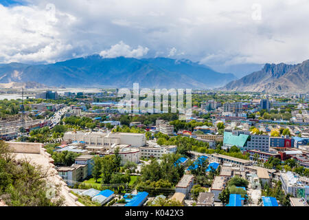 Lhasa Stadt und die umliegenden Berge in Tibet China Stockfoto