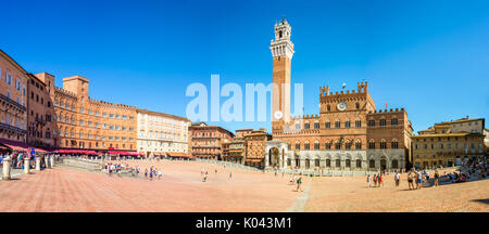 Panorama von der Piazza del Campo (Campo Square), Palazzo Publico und Torre del Mangia Mangia (Turm) in Siena, Toskana, Italien Stockfoto