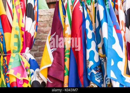 Flaggen der Siena contrade (Bezirke), Palio Festivals Hintergrund, in Siena, Toskana, Italien Stockfoto