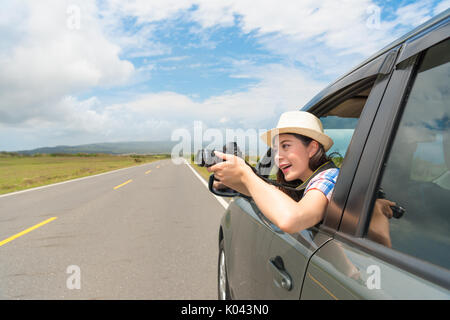 Schöne Studentin Drive, auf dem Land village reisen Parkplatz Auto am Straßenrand im Auto sitzen mit der Kamera von der Landschaft Bild Dauer zu schießen Stockfoto