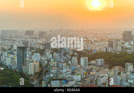 Hohe anzeigen Saigon Skyline, wenn die Sonne scheint in städtischen Gebieten mit hohen Gebäuden entlang der Straße viele Bäume Entwicklung Land in Ho Chi Minh zeigen Stockfoto