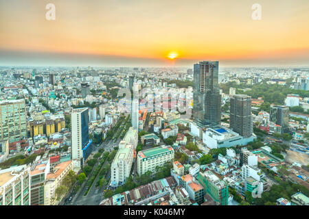 Hohe anzeigen Saigon Skyline, wenn die Sonne scheint in städtischen Gebieten mit hohen Gebäuden entlang der Straße viele Bäume Entwicklung Land in Ho Chi Minh zeigen Stockfoto