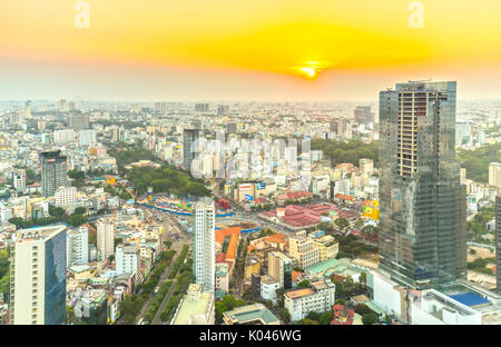 Hohe anzeigen Saigon Skyline, wenn die Sonne scheint in städtischen Gebieten mit hohen Gebäuden entlang der Straße viele Bäume Entwicklung Land in Ho Chi Minh zeigen Stockfoto