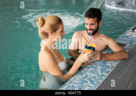 Fröhliches glückliches Paar Entspannen im Schwimmbad Stockfoto