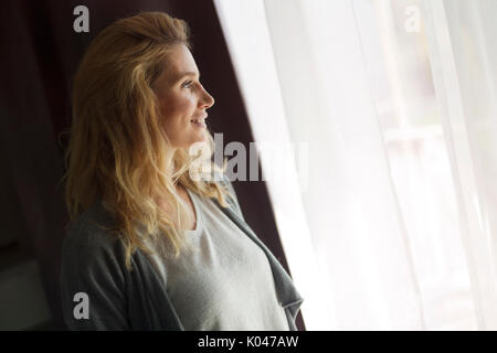 Porträt der schönen Frau, die im Zimmer Stockfoto