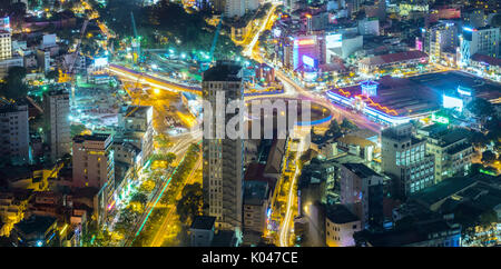 Antenne Nacht Blick auf bunte und lebendige Stadtbild der Innenstadt mit Ampel trails Skyline bei Nacht in Ho Chi Minh City, Vietnam Stockfoto