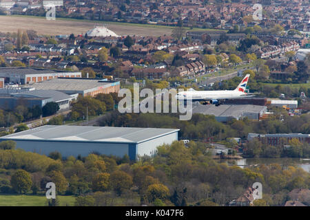 Eine Luftaufnahme einer British Airways Passagierflugzeug auf kurzen Finale am Flughafen London Heathrow Stockfoto