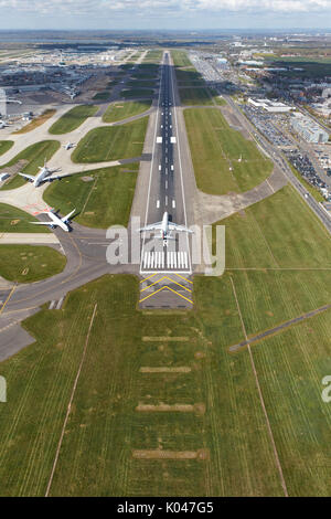 Eine Luftaufnahme eines Luftfahrzeugs, die Vorbereitungen für die Starts auf der Piste 27R am Flughafen London Heathrow Stockfoto