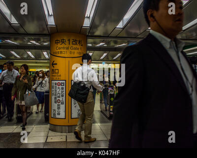 Menschen durch die Plattform ticket Tor eilt, Bahnhof Ikebukuro, Tokio, Japan. Stockfoto
