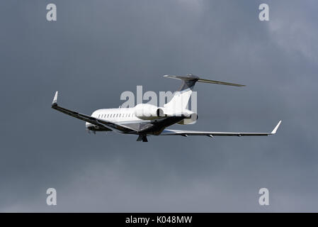 Bombardier Global Express BD 700 Executive Jet G-GLOB im Besitz von ExecuJet aus Cambridge startet am Flughafen Biggin Hill, Kent, Großbritannien Stockfoto