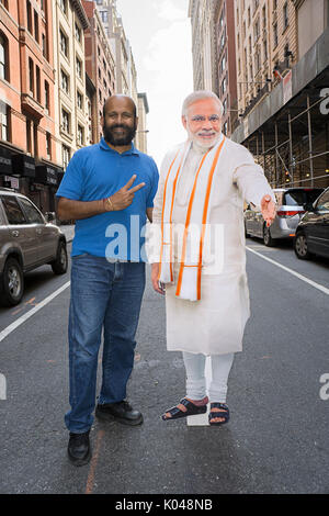 Eine indische Amerikaner mit einer lebensgroßen Ausschnitt der Premierminister Indiens Narendra Modi stellt zu Beginn des Indien Day Parade in New York City Stockfoto