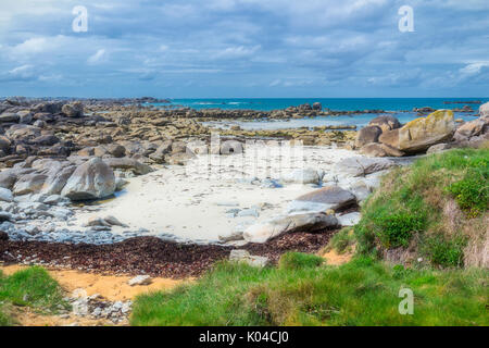 Der rosa Granitfelsen mit seltsamen Formen, Küste der Bretagne. Die Masse des riesigen rosa Felsen, der rosa Granit, Rock mit seltsamen Formen. Bretagne) Stockfoto