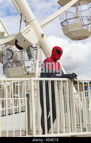 Spider-Man Charakter von Big Wheel am Pier Ansatz, Bournemouth, Dorset, UK im August Stockfoto