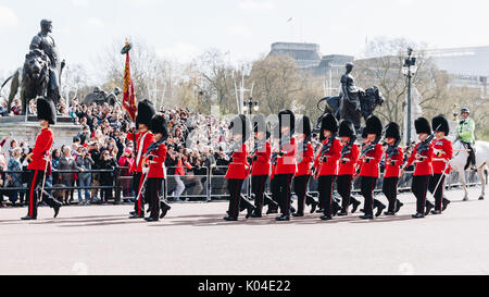 London, England - 4. April 2017 - die Wachablösung am Buckingham Palace, London, Vereinigtes Königreich. Stockfoto