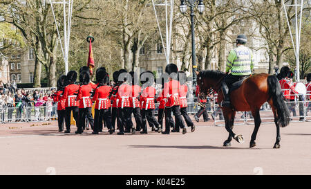 London, England - 4. April 2017 - die Wachablösung am Buckingham Palace, London, Vereinigtes Königreich. Stockfoto