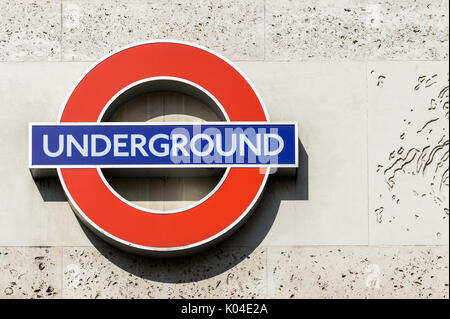 London, England - 3. April 2017: Nahaufnahme eines traditionellen Bahnhof-Zeichens für die Londoner U-Bahn Transportsysteme in London. Die Zeichen wurde Tannen Stockfoto