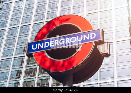 London, England - 3. April 2017: The London Underground Zeichen außerhalb der Canary Wharf Station in finanziellen District.The London "Underground" Logo wird Stockfoto