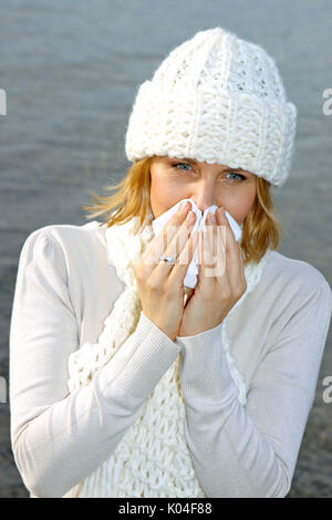 Hübsche blonde Frau mittleren Alters in einem Herbst Spaziergang an einem See. Stockfoto