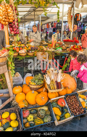 Gemüse und Obst in Campo dei Fiori Marktstand, Stockfoto