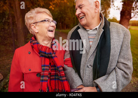 Senior Paar im Freien mit viel Spaß Stockfoto