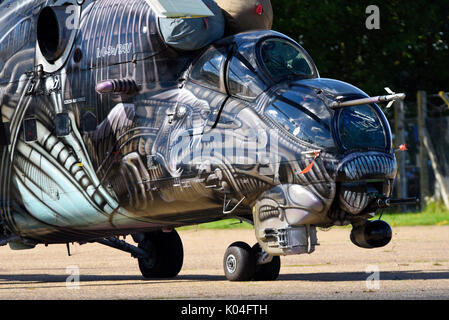 Mil Mi-24 Mi-35 Hind gunship Kampfhubschrauber der Tschechischen Luftwaffe in speziellen Alien-Lackierung in Biggin Hill Festival der Flight Airshow Stockfoto