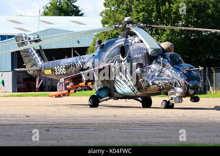 Mil Mi-24 Mi-35 Hind gunship Kampfhubschrauber der Tschechischen Luftwaffe in speziellen Alien-Lackierung in Biggin Hill Festival der Flight Airshow Stockfoto