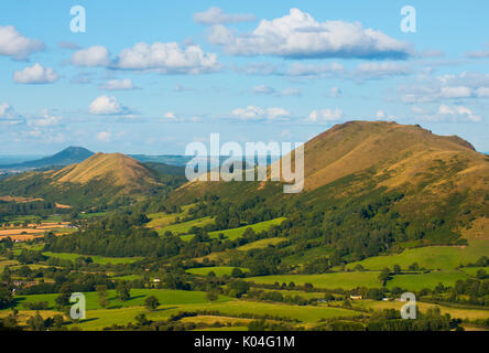 Caer Caradoc, die lawley und die wrekin aus der langen Mynd, Shropshire gesehen. Stockfoto