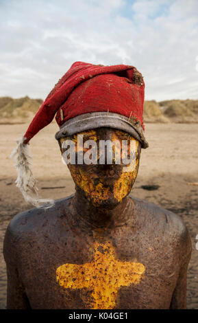 Crosby Sculpture Statue mit Weihnachtshut in Liverpool von Anthony Gormley Stockfoto