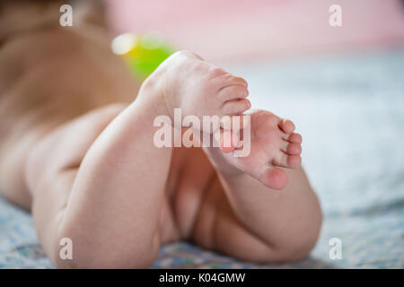 In der Nähe von Tiny baby Füße Stockfoto