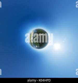 Luftbild der Innenstadt. Kreuzung, Häuser, Gebäude und Parks. Little planet Sphäre. Stockfoto