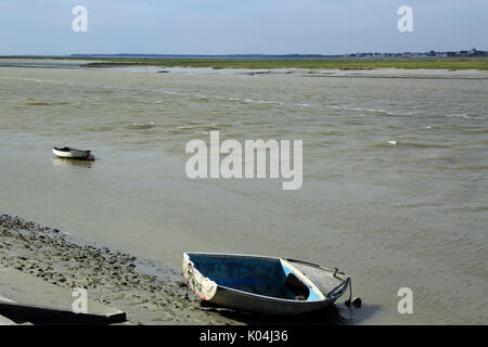 Ruderboote auf Somme River bei Ebbe von quai Jeanne d'Arc, Saint Vallery-sur-Somme, Somme, Hauts-de-France, Frankreich Stockfoto