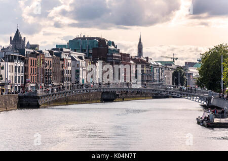 Menschen kreuz Ha'Penny Bridge über den Fluss Liffey in der Irischen Hauptstadt Dublin Stockfoto