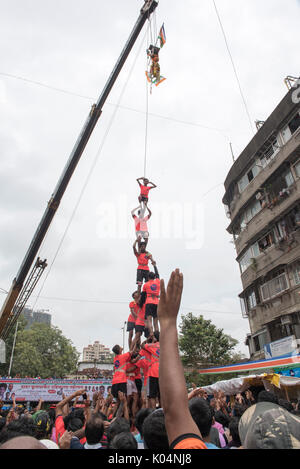 Mumbai/Indien, 15. August 2014 Menschliche Pyramide der Dahi handi auf Janmashtami in Mumbai, Maharashtra, Indien zu brechen Stockfoto