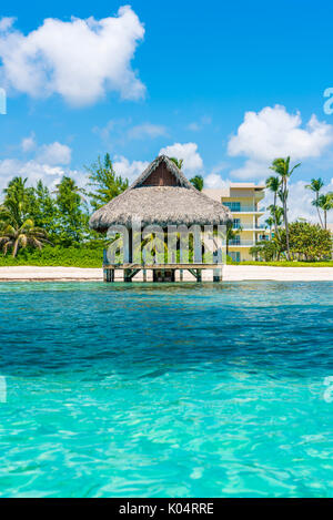 Playa Blanca, Punta Cana, Dominikanische Republik, Karibik. Strohgedeckte Hütte am Strand. Stockfoto