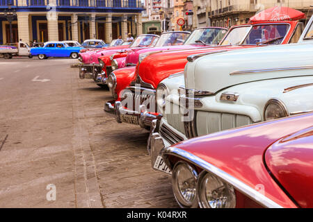 Klassische amerikanische Autos in Havanna, Kuba geparkt Stockfoto