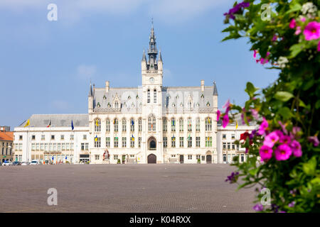 Der Marktplatz und Rathaus der flämischen Stadt Sint Niklaas, Belgien Hinter einige Blumen Stockfoto