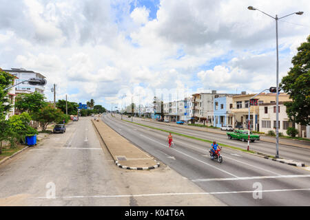 Breite Avenue Road, Calle 42 Straße in Miramar, Havanna, Kuba Stockfoto