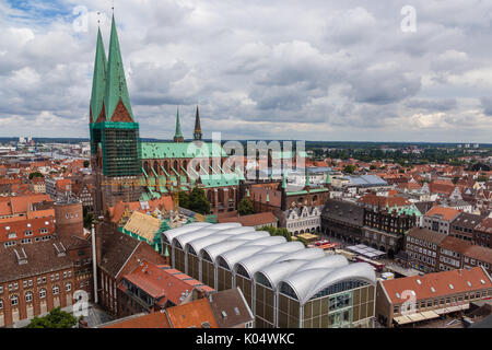 Luftaufnahme der St. Marys Kirche und Rathaus am Marktplatz, Hansestadt Lübeck, Schleswig-Holstein, Deutschland Stockfoto