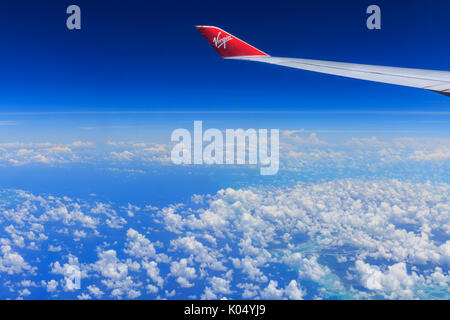 Flügel und roten Logo der Virgin Atlantic Airline Flugzeug am Himmel über die Bermudas Inseln Stockfoto