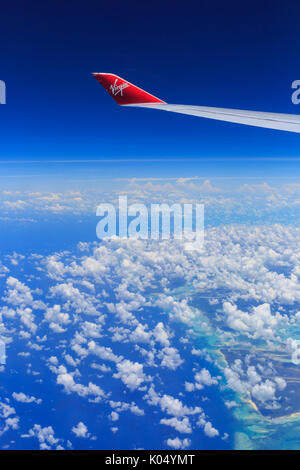 Flügel und roten Logo der Virgin Atlantic Airline Flugzeug am Himmel über die Bermudas Inseln Stockfoto