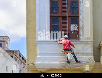 Bauarbeiter hing ein Gebäude auf Fadenscheinigen Schlüsselband in Havanna, Kuba Stockfoto