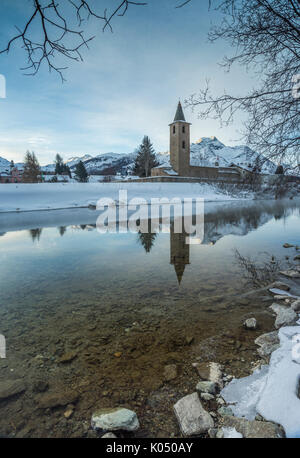 Sils, Engadin, Schweiz. Die Kirche von Sils im Morgengrauen. Stockfoto