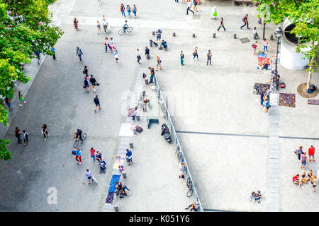 Antenne street view des Alltags im Marais Viertel in Paris. Stockfoto