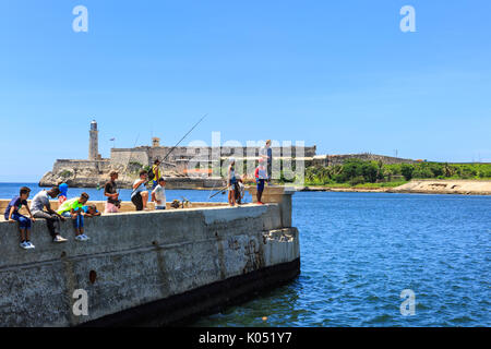 Fischer auf dem Malecon sesaside Promenade in der Altstadt von Havanna, Kuba Stockfoto