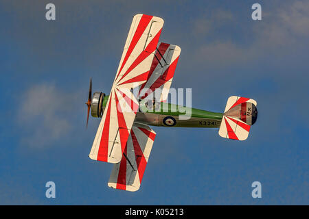 Vintage Avro Tutor Doppeldecker K3241/G-ahsa Banking in der Abendsonne. Stockfoto