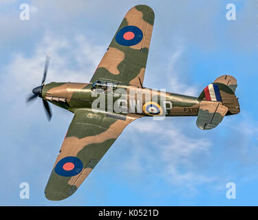 Hugh Taylor 1940 Hurrikan I P 3717/G-HITT abgebildeten banking Runde über alte Warden in 2017. Stockfoto