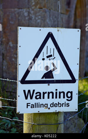 Warnung herabfallende Trümmer Schild an einer gefährlichen instabilen Gebäude Stockfoto