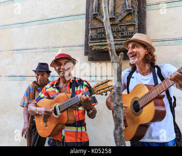 Spiel Gruppe der Straßenmusikanten mit Gitarren salsa und in La Habana Vieja, Havanna, Kuba singen Stockfoto