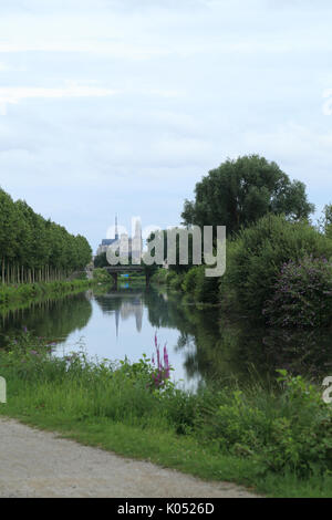 Blick auf die Kathedrale Notre Dame und amiens an der Somme am Quai de la Somme, Amiens, Somme, Hauts-de-France, Frankreich Stockfoto