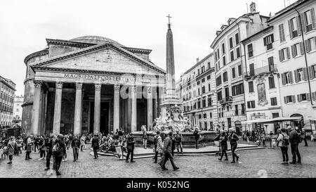 Besucher im Pantheon in Rom - eine wichtige Touristenattraktion - Rom/ITALIEN - 6. NOVEMBER 2016 Stockfoto